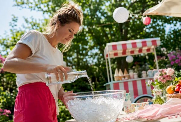 En kvinna fixar en sockerfri slush hemma i köket.